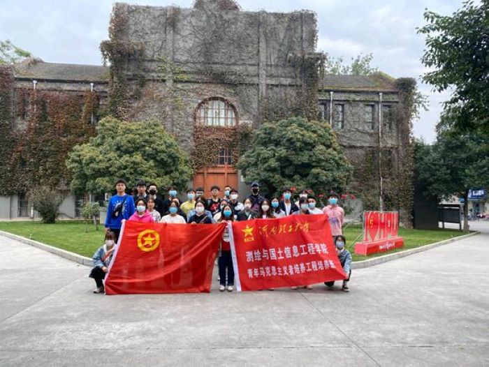 做爱自拍
“青马班”学员集体参观北校区校史馆2.jpg