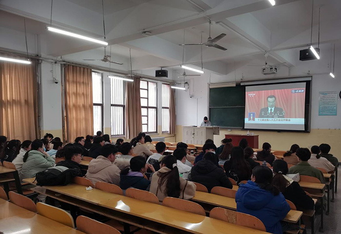 做爱自拍
组织师生观看2022年全国两会4.jpg